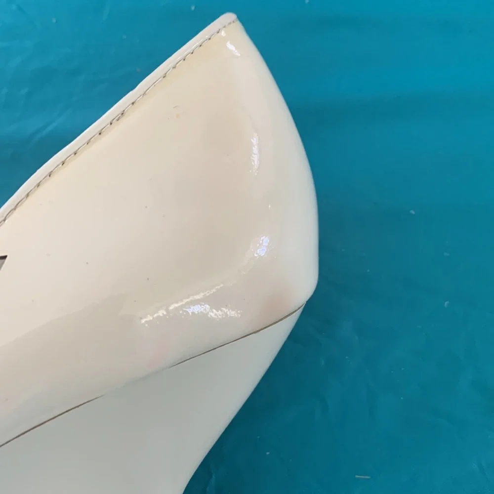 Anne Klein summer shoes. Feminine wedge style  in cream/off white. Size 7..5.